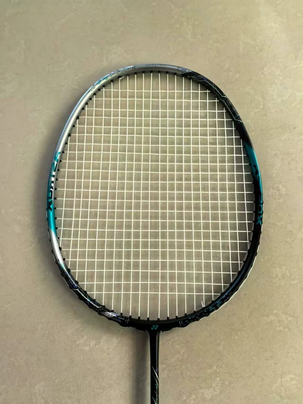 全新精定尤尼克斯天斧88d新色羽毛球拍单拍高定全碳素超轻4U碳纤维进攻型耐用型羽毛球 (质保28高磅) 拍框材质全新高钢碳素纤维,拍杆材质高弹碳素纤维。轻盈、弹 全新精定尤尼克斯天斧88d新色羽毛球拍单拍高定全碳素超轻4U碳纤维进攻型耐用型羽毛球 (质保28高磅) 拍框材质全新高钢碳素纤维,拍杆材质高弹碳素纤维。轻盈、弹